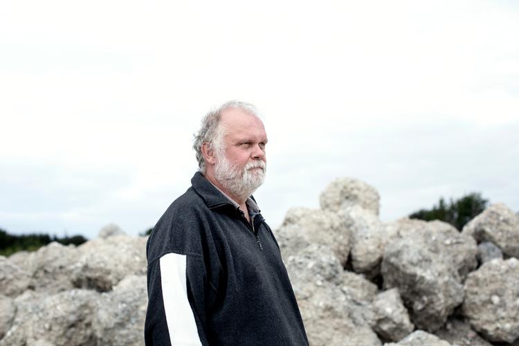 
Alle er enige om, at et dige ved Jyllinge Nordmark skal sikre beboerne mod oversvømmelse, efter at området flere gange er blevet ramt af stormflod - senest i januar. Men nu er opførelsen af diget gået i stå, efter at to borgere har klaget over, at det er 20 centimeter for højt, hvilket blandt andet ødelægger deres udsigt. Det ærgrer resten af de 500 borgere i området, herunder Philip Lange Møller (billedet), som sidste sommer gik på pension for på fuldtid at tale borgernes sag i digebyggeriet.

   Foto: Nanna Navntoft