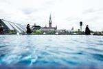 Når pengepungen ikke rækker til en overnatning på Nimb Hotel, holder hotellet heldigvis 'Nimb ’Roof’-arrangementer omkring tagpoolen sommeren over. Foto: Rasmus Flindt Pedersen/POLFOTO
