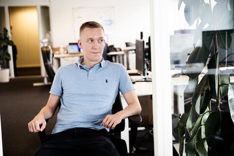 Bertram Baltzer <AS>Andersen er 26. Han blev færdig-<AS>uddannet datamatiker fra KEA i juni i år. Han blev fuldtidsansat umiddelbart efter og har væltet sig i jobtilbud siden. da. Foto: Ditte Valente