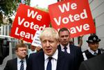 Boris Johnson forlader sit kontor i London med Brexit tilhængere i hælene.  Foto: Henry Nicholls/Ritzau Scanpix