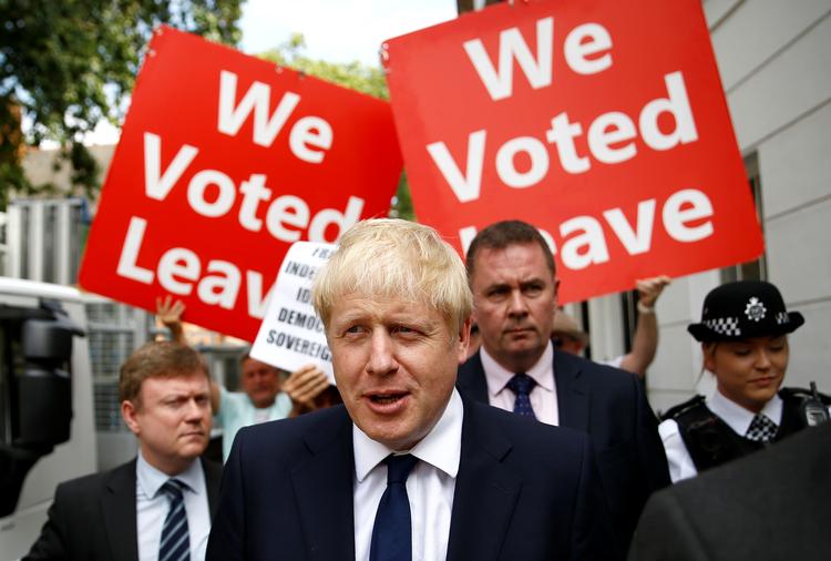 Boris Johnson forlader sit kontor i London med Brexit tilhængere i hælene.  Foto: Henry Nicholls/Ritzau Scanpix