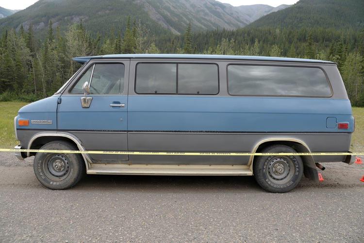 En 23-årig australsk mand og en 24-årig amerikansk kvinde blev tidligere på måneden fundet dræbt i nærheden af deres køretøj i en øde del af den canadiske provins British Columbia. Nu efterlyses to mandlige teenagere på 18 og 19 år som mistænkte for dobbeltmordet. På billedet ses det dræbte pars køretøj.
   Foto: Handout ./Ritzau Scanpix