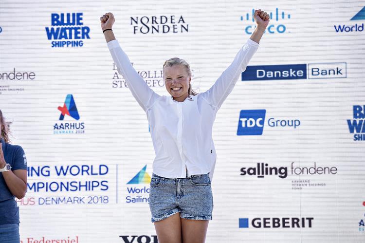 Arkivfoto. For anden gang i sin karriere kan Anne-Marie Rindom stille sig øverst på podiet til VM i laser radial-sejlads. Her hædres hun efter VM-bronze i 2018 i Aarhus. Foto: Henning Bagger/Arkivfoto/Ritzau Scanpix