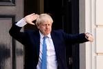 Mange af de britiske aviser har valgt et noget akavet billede af den nye formand på forsiden. Et ømt øjeblik, hvor Boris Johnson er ved at bevæge sig fra dobbelt 'thumbs up' til at vinkeg bliver fanget i en mærkelig gestus.  Foto: Leon Neal/Ritzau Scanpix