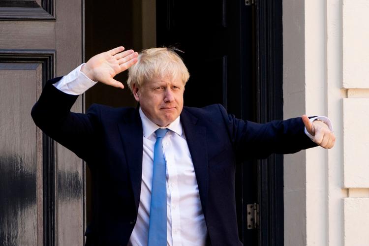 Mange af de britiske aviser har valgt et noget akavet billede af den nye formand på forsiden. Et ømt øjeblik, hvor Boris Johnson er ved at bevæge sig fra dobbelt 'thumbs up' til at vinkeg bliver fanget i en mærkelig gestus.  Foto: Leon Neal/Ritzau Scanpix