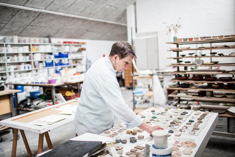 I sit værksted i Valby arbejder Anne Tophøj med sin keramik på en måde, hvor hun også er optaget af, at leret selv skal spille med i processen. 
   Foto: Ditte Valente/VALENTE DITTE