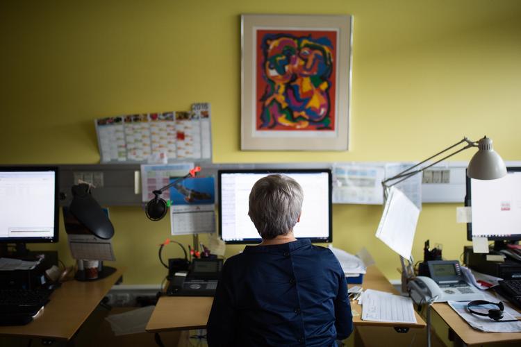 Selv om kvinder lever længere end mænd, finder man færre kvinder over 65 år på arbejdsmarkedet. Kvinder trækker soh i snit tilbage fra arbejdsmarkedet over et år tidligere end mænd. 
   Foto: Andreas Haubjerg/POLFOTO