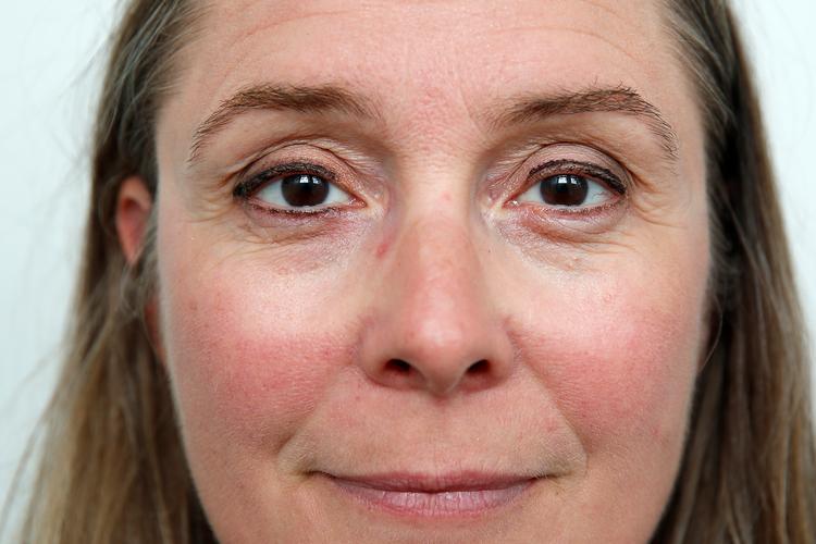 Bagsideredaktørens fritegnede venstre øje ses til højre, og den i manges øjne mere vellykkede makeup ses til venstre.   Foto: Jens Dresling/POLFOTO