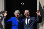 »Tak, fordi I har sat jeres lid til mig, og fordi I har givet mig chancen«, sagde May, mens hendes mand, Philip May, stod ved hendes side. Foto: Ben Stansall/Ritzau Scanpix