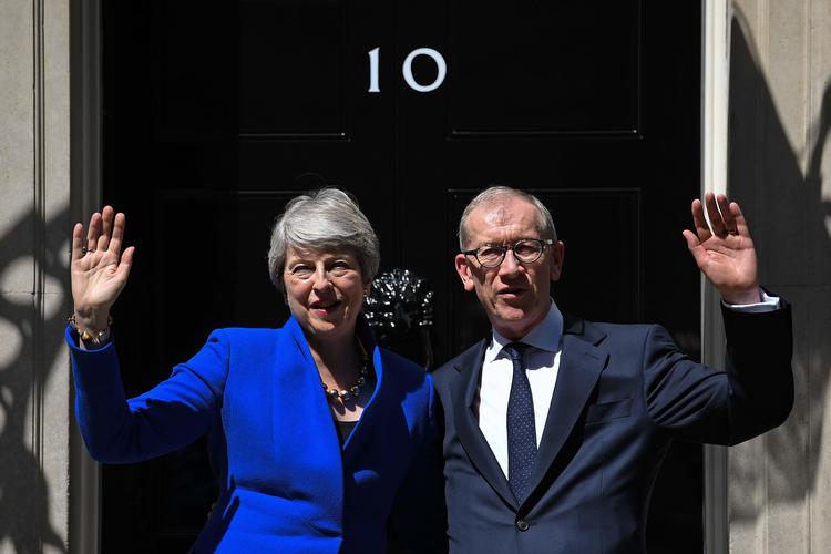 »Tak, fordi I har sat jeres lid til mig, og fordi I har givet mig chancen«, sagde May, mens hendes mand, Philip May, stod ved hendes side. Foto: Ben Stansall/Ritzau Scanpix