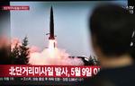 De nordkoreanske missilaffyringer har vakt opsigt. Her ser folk på banegården i den sydkoreanske hovedstad Seoul torsdag en nyhedsudsendelse, hvor der blev bragt billeder af tidligere nordkoreanske missilaffyringer. Foto: Jung Yeon-je/Ritzau Scanpix