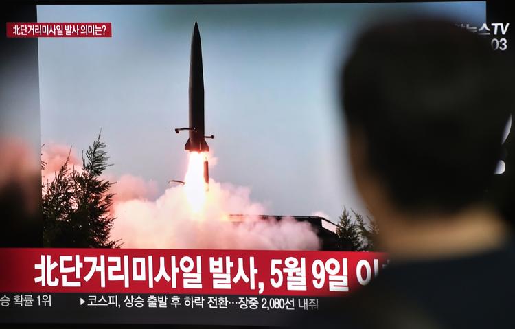 De nordkoreanske missilaffyringer har vakt opsigt. Her ser folk på banegården i den sydkoreanske hovedstad Seoul torsdag en nyhedsudsendelse, hvor der blev bragt billeder af tidligere nordkoreanske missilaffyringer. Foto: Jung Yeon-je/Ritzau Scanpix