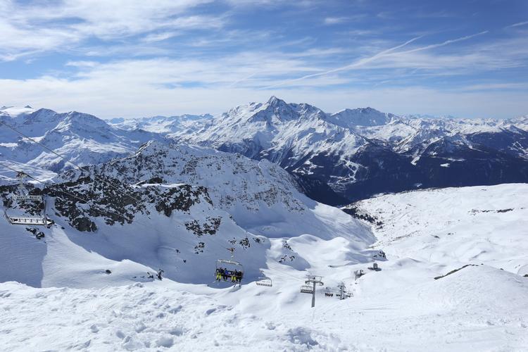 Fem røde piste, to stolelifte og en lang gangbro med kig til Mont Blanc skal tiltrække flere skiløbere til La Rosière, der ofte bliver fravalgt til fordel for Les Arcs og Val d'Isère.  Foto: Eva Holtegaard-Kasler