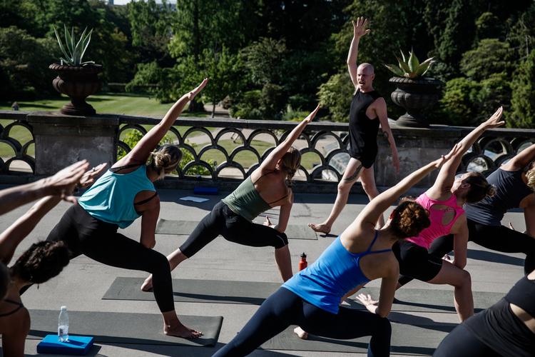 HVil du til morgenyoga? På dækket foran Skuespilhuset er der morgenyoga mandag og onsdag fra 7.30 frem til 5. august. I Botanisk Have er der morgenyoga på Palmehusets terrasse alle morgener pånær mandage 8.50 frem til 11. august.  Begge steder betaler man kontant eller med mobile pay. Det er en god ide at medbringe egen måtte.
   Foto: Ditte Valente