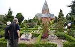 Personalet på Hadsund Kirkegård blev søndag morgen mødt af synet af en lang række gravsten, som var blevet udsat for hærværk. Stenene var påmalet tallet 666, der også kaldes 'Dyrets tal'. Det er nævnt i Johannes' Åbenbaring i Det Nye Testamente og anses som et symbol på Djævlen. Foto: Henning Bagger/Ritzau Scanpix