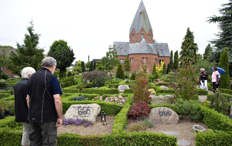 Personalet på Hadsund Kirkegård blev søndag morgen mødt af synet af en lang række gravsten, som var blevet udsat for hærværk. Stenene var påmalet tallet 666, der også kaldes 'Dyrets tal'. Det er nævnt i Johannes' Åbenbaring i Det Nye Testamente og anses som et symbol på Djævlen. Foto: Henning Bagger/Ritzau Scanpix