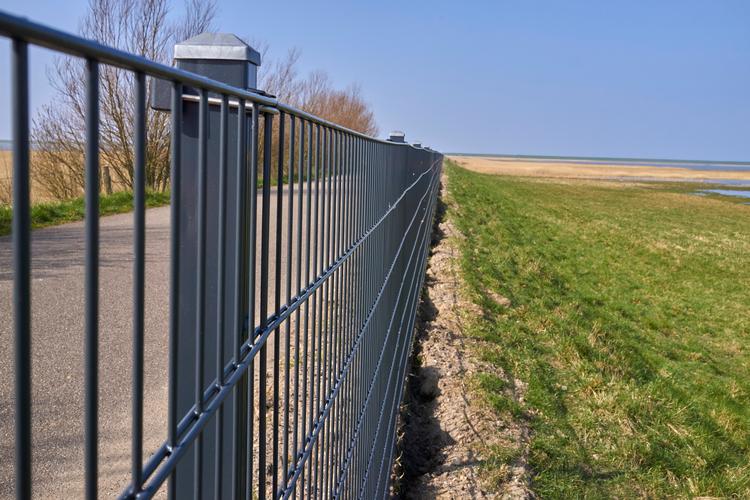 
Ved den dansk-tyske grænsevej langs Margrethe Kog er hegnet allerede færdigt. Det rager 1,5 meter op og er gravet 0,5 meter ned. 
   Foto: Jens Kirkeby/Ritzau Scanpix