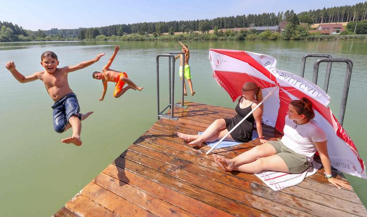 Hop, og så vanker der en svalende tur i søen i Bad Saulgau i Sydtyskland. 
   Foto: Thomas Warnack/Ritzau Scanpix