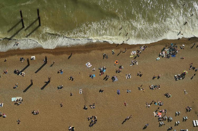 Trængsel på stranden ved Brighton. 
   Foto: Glyn Kirk/Ritzau Scanpix