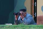 Nordkoreas dikator, Kim Jong-Un, så med, da missilerne blev affyret. Foto: Kcna Via Kns/Ritzau Scanpix