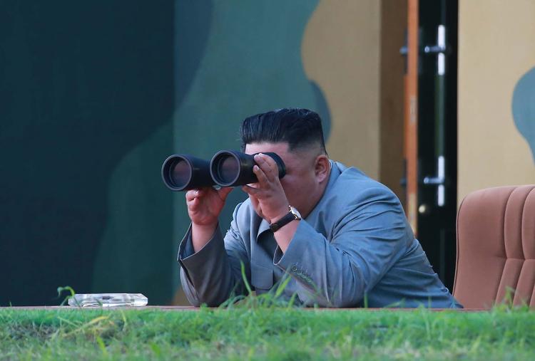 Nordkoreas dikator, Kim Jong-Un, så med, da missilerne blev affyret. Foto: Kcna Via Kns/Ritzau Scanpix
