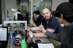 Her er studerende på uddannelsen 'Civilingeniør i Robotteknologi' på Syddansk Universitet i gang med deres eksamensprojekt. Foto: Nanna Navntoft/POLFOTO
