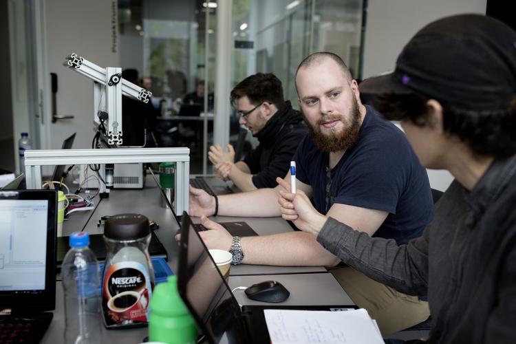 Her er studerende på uddannelsen 'Civilingeniør i Robotteknologi' på Syddansk Universitet i gang med deres eksamensprojekt. Foto: Nanna Navntoft/POLFOTO
