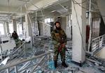 En afghansk soldat besigtiger en byging ødelagt af en eksplosion. Foto: Mohammad Ismail/Ritzau Scanpix