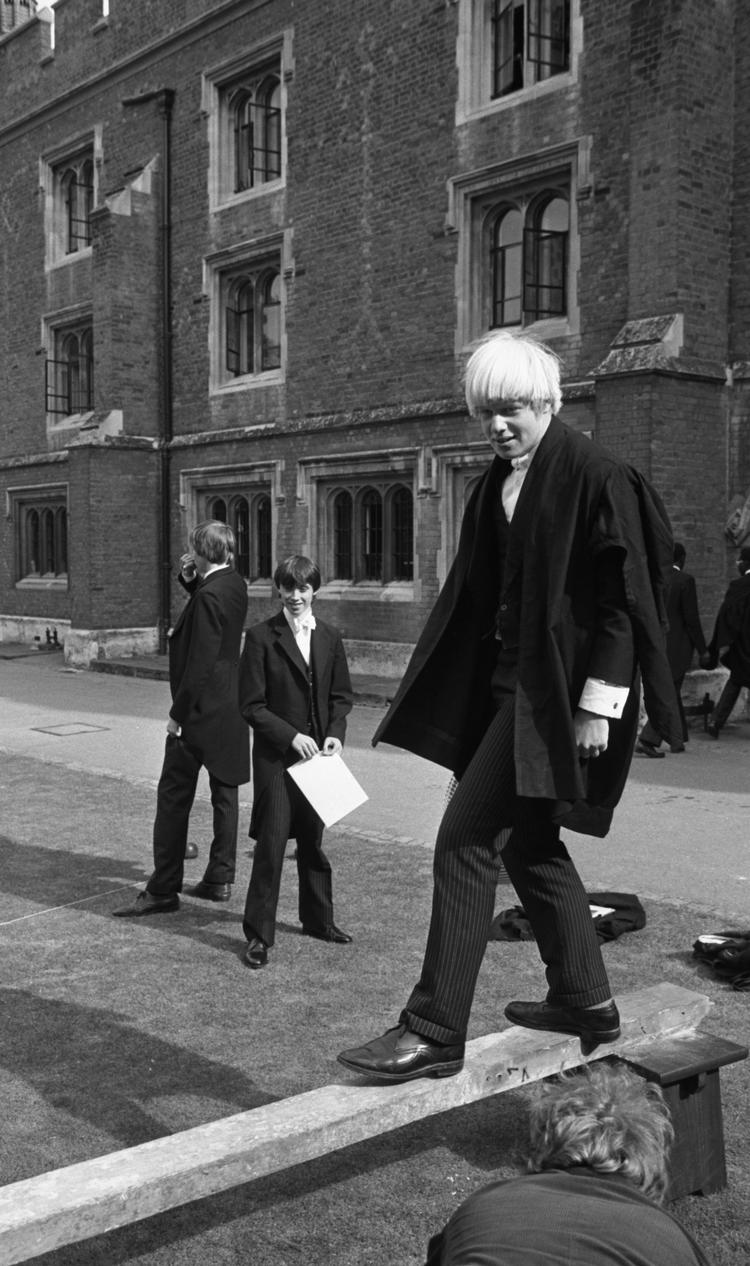 
     En kun 15-årig Boris Johnson fotograferet under en pudekamp på Eton College, længe før hans karriere som politiker tog fart.  
   Foto: Ian Sumner/Shutterstock