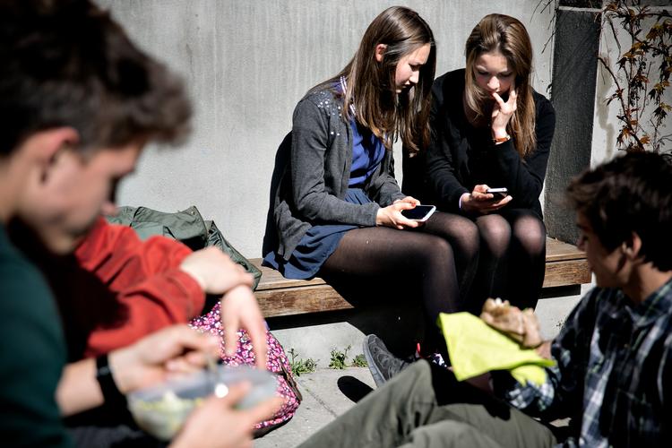 De unge gider ikke journalistik, der ikke er tilpasset til deres smartphones. 
   Foto: Joachim Adrian/POLFOTO