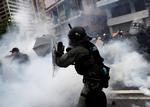 Politiet har affyret tåregas i et forsøg på at sprede demonstranterne. Foto: Tyrone Siu/Ritzau Scanpix