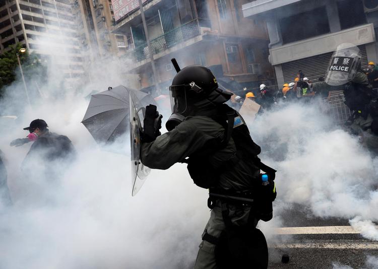Politiet har affyret tåregas i et forsøg på at sprede demonstranterne. Foto: Tyrone Siu/Ritzau Scanpix