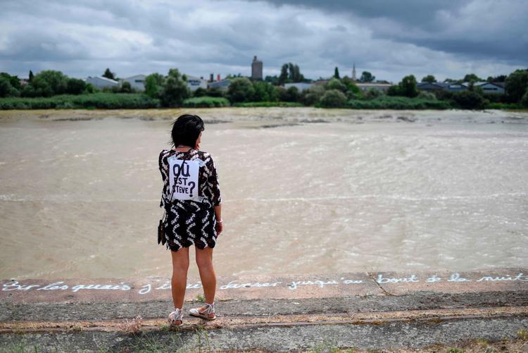 
    Den unge franskmand Steve Maia Canico frygtes druknet i Loire-floden i Nantes efter en voldsom politiaktion mod en gruppe festende unge for godt en måned siden. 
 Foto: Sebastien Salom-gomis/Ritzau Scanpix