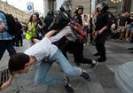 Russiske politibetjente anholder og tilbageholder demonstranter i Moskva. Demonstranterne kræver frie og retfærdige lokalvalg.
   Foto: Maxim Shemetov/Ritzau Scanpix