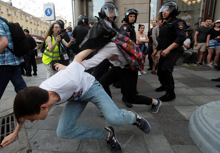 Russiske politibetjente anholder og tilbageholder demonstranter i Moskva. Demonstranterne kræver frie og retfærdige lokalvalg.
   Foto: Maxim Shemetov/Ritzau Scanpix