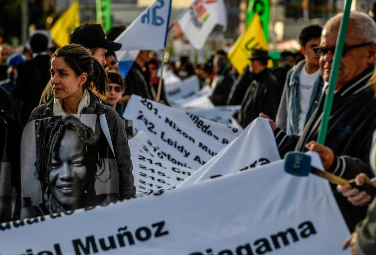 Demonstranter i hovedstaden Bogotá protesterede fredag mod de mange drab på lokale ledere. 
  
   Foto: Juan Barreto/Ritzau Scanpix