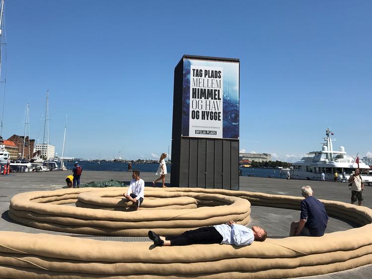 Værket 'Sand Bench x 100 People' er skabt af Emergency Architecture & Human Rights og skal sætte fokus på menneskerettigheder, vilkår for flygtninge og migranter, og hvordan arkitekturen kan afhjælpe konkrete problemer.  Foto: Pr-foto/Ofelia Plads