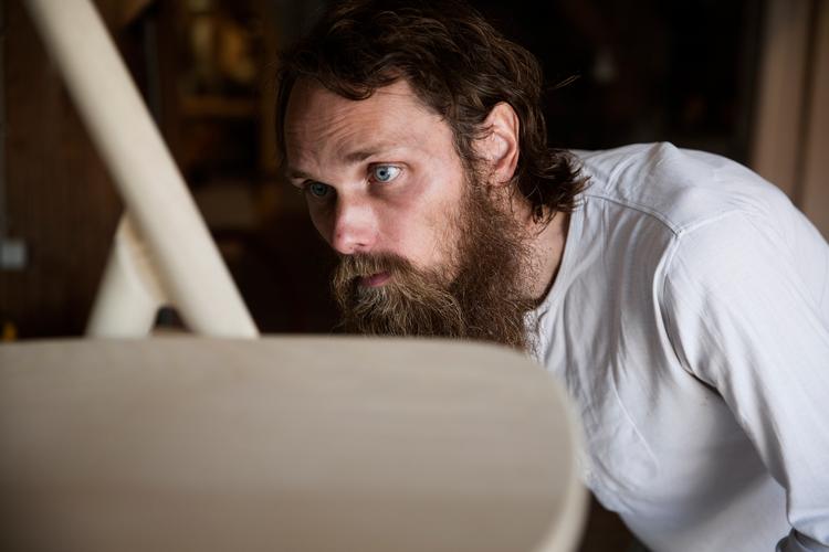 
Jonas Lyndby Jensen er en ung møbeldesigner, som skaber stole i træ. Han er i gang med en prototype på Statens Værksteder for Kunst.  


   Foto: Ditte Valente