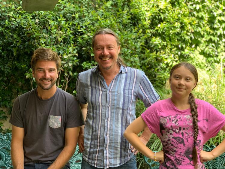 
 Greta Thunberg og faderen Svante er sammen med kapsejleren Boris Herrmann, som har tilbudt at sejle miljøaktivisten Greta Thunberg til Amerika i den avancerede sejlbåd 'Malizia II', som på ingen måde bidrager til den globale opvarmning.
   Foto: Christian Krüg