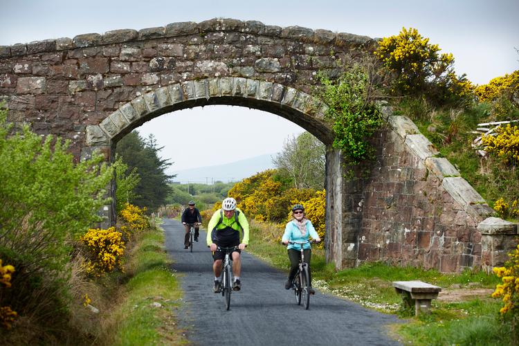 Ferien - som her cykelferie i Irland - skaber et frirum, hvor freden kan sænke sig. Men det koster på klimaregnskabet, så måske skal man huske at glæde sig over hverdagen.   Foto: Morten Langkilde/POLFOTO