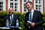 
Foruden en pistol, et politiskilt og håndjern i plastik fik justitsminister Nick Hækkerup (S) den store teleskandale i overdragelsesgave fra Søren Pape Poulsen (K). Skandalen blev holdt under radaren i hele valgkampen.  
   Foto: Jens Dresling/POLFOTO