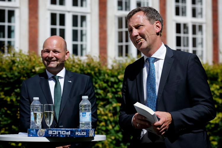 
Foruden en pistol, et politiskilt og håndjern i plastik fik justitsminister Nick Hækkerup (S) den store teleskandale i overdragelsesgave fra Søren Pape Poulsen (K). Skandalen blev holdt under radaren i hele valgkampen.  
   Foto: Jens Dresling/POLFOTO