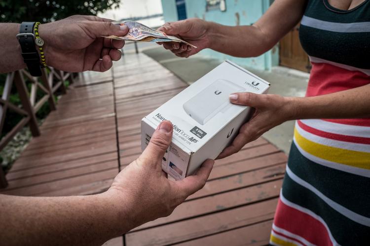 
  Cubanere kan fra i dag tilgå internettet lovligt fra deres nye hjem. Sådan lyder det i en lov, der blev vedtaget i maj, og netop er trådt i kraft.
Loven tillader østatens indbyggere at installere modem og routere i hjemmet og forbinde sig til internettet gennem den statskontrollerede telefon- og internetudbyder Etecsa. (Photo by STR / AFP)
   Foto: Str/Ritzau Scanpix