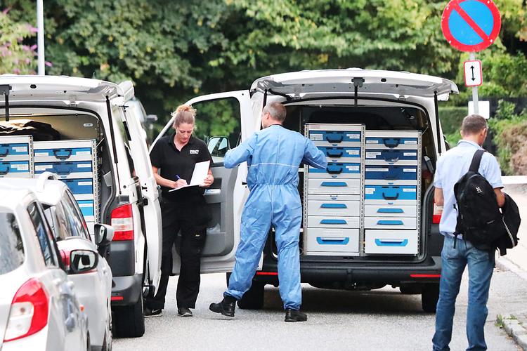 Politi og teknikere til stede ved boligkomplekset Trekanten 2 i Ringsted hvor en 38 årig kvinde er blevet stukket ned med en kniv mandag. Foto: Presse-fotos.dk/Ritzau Scanpix