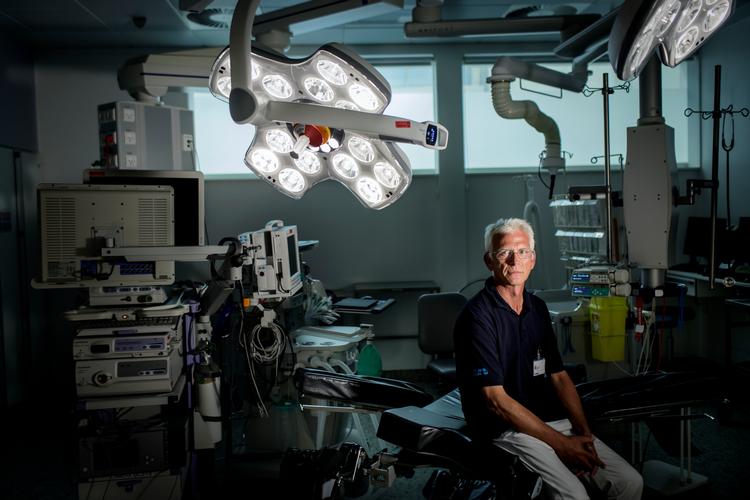 »For mig er det vitalt i arbejdet som læge, at der er tid til den enkelte patient, og at man har mulighed for at følge patienten og behandlingen til dørs. Det har længe været vanskeligt i det offentlige«, siger overlæge Hans Peter Tofft. 
   Foto: Mads Nissen/POLFOTO