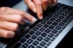 Siden 2015 har Apple solgt bærbare computer med et tastatur, der nemt går i stykker. I jagten på at skabe den tyndest mulige MacBook udviklede tech-virksomheden et fladt tastatur, der er meget sårbart over for støv og snavs. Foto: Jens Dresling/POLFOTO