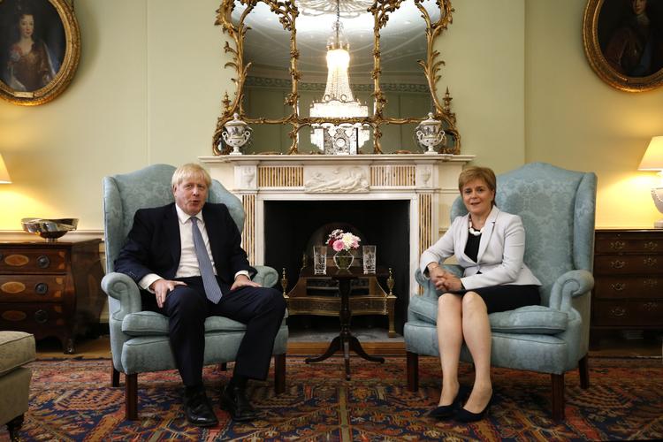 
   Premierminister  Boris Johnson har i dag mødtes med Skotlands førstemister Nicola Sturgeon (R) . (Photo by Duncan McGlynn / POOL / AFP)
   Foto: Duncan Mcglynn/Ritzau Scanpix