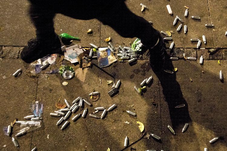 Hovedstadens Akuttelefon 1813 modtager flere og flere henvendelser i forbindelse med indtag af lattergas. Overlæge Asmus Bisgaard ser, at der sker en lovændring på området.   Foto: Finn Frandsen/POLFOTO