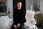 
    billedhuggeren Fredrik Tydéns værksted er pakket ned da han i øjeblikket er på barsel med sin datter Uma på 3 mdr. Men her er han omgivet at sine værker i mere eller mindre nedpakket tilstand.


   Foto: Ditte Valente/VALENTE DITTE