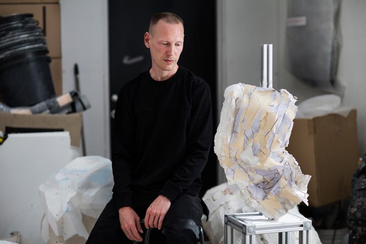 
    billedhuggeren Fredrik Tydéns værksted er pakket ned da han i øjeblikket er på barsel med sin datter Uma på 3 mdr. Men her er han omgivet at sine værker i mere eller mindre nedpakket tilstand.


   Foto: Ditte Valente/VALENTE DITTE